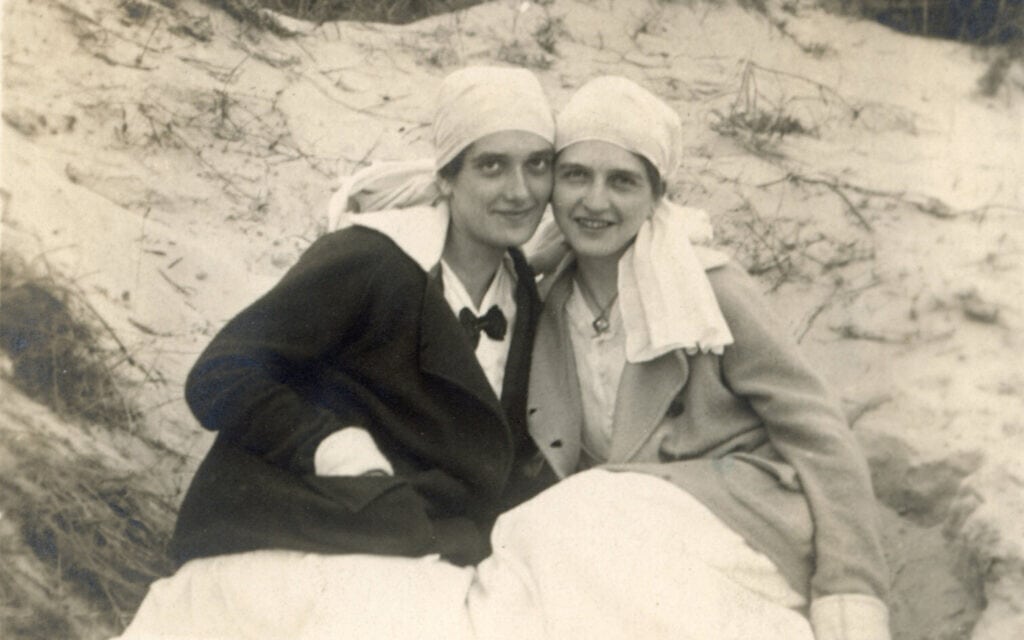 סבתו של דניאל פינקלשטיין גרטה (משמאל) ואחותה טרודה ב־1919 (צילום: אוסף משפחת פינקלשטיין)