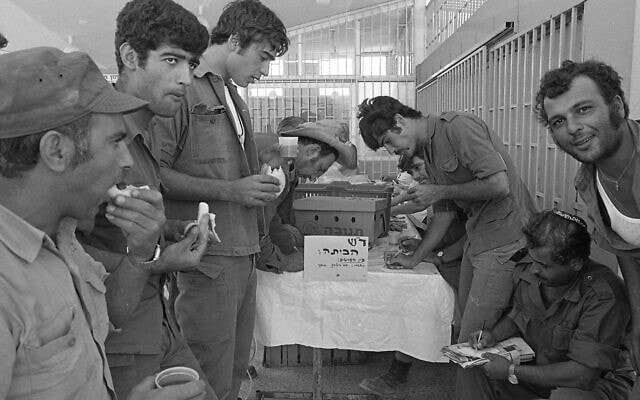 חיילים בתחנת ריענון בצומת צמח, שולחם מכתבים הביתה במהלך מלחמת יום הכיפורים, 19 באוקטובר 1973 (צילום: עליזה אורבך, הספרייה הלאומית) חיילים בתחנת ריענון בצומת צמח, שולחם מכתבים הביתה במהלך מלחמת יום הכיפורים, 19 באוקטובר 1973 (צילום: עליזה אורבך, הספרייה הלאומית)