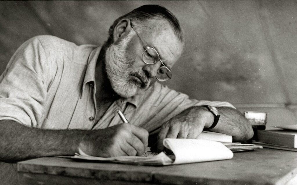 הסופר ארנסט המינגוויי כותב בקניה, 1953 (צילום: PictureLux / The Hollywood Archive / Alamy Stock Photo)