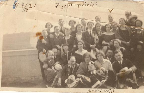 גולדה מאיר, בתחתית התמונה, עם חבריה למסע ב&quot;פוקהונטס&quot; ב-1921 (צילום: מכון גולדה מאיר)