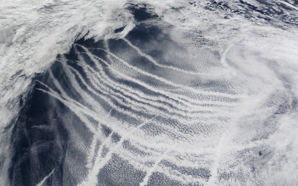 צילום נתיבי שייט באוקיינוס השקט מלוויין MODIS של נאס"א מ-2009 (צילום: נאס"א)