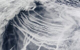 צילום נתיבי שייט באוקיינוס השקט מלוויין MODIS של נאס"א מ-2009 (צילום: נאס"א) צילום נתיבי שייט באוקיינוס השקט מלוויין MODIS של נאס"א מ-2009 (צילום: נאס"א)