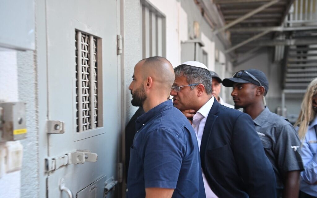 השר לביטחון לאומי איתמר בן גביר בביקור בבית הסוהר דקל במחוז הדרומי של שב"ס. 24 באוגוסט 2023 (צילום: דוברות שב"ס)