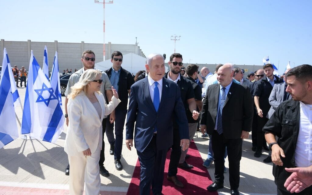 ראש הממשלה בנימין נתניהו ואשתו שרה נתניהו בנמל התעופה בן-גוריון, 3 בספטמבר 2023 (צילום: עמוס בן גרשום/לע"מ) ראש הממשלה בנימין נתניהו ואשתו שרה נתניהו בנמל התעופה בן-גוריון, 3 בספטמבר 2023 (צילום: עמוס בן גרשום/לע"מ)