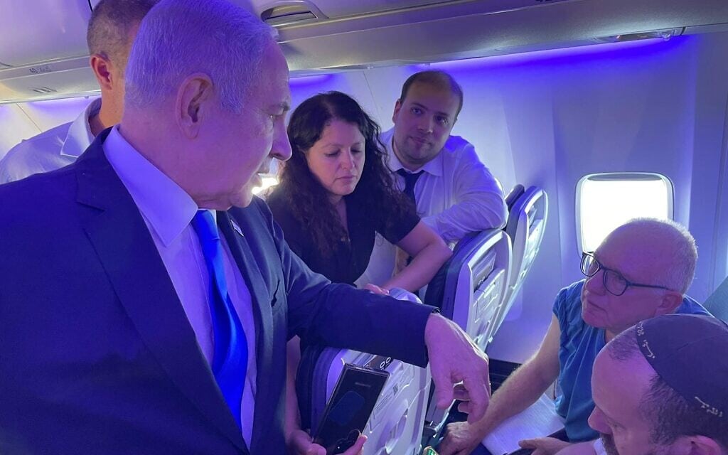 ראש הממשלה בנימין נתניהו משוחח עם פרשן זמן ישראל שלום ירושלמי במטוס בדרך לקפריסין, 3 בספטמבר 2023