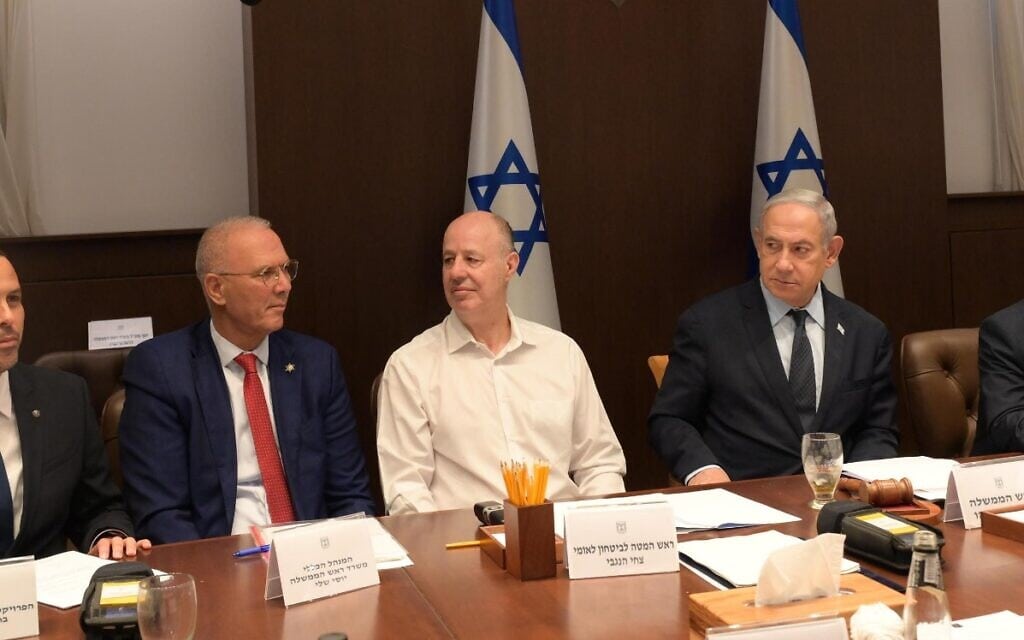 ראש הממשלה בנימין נתניהו, ראש המל"ל צחי הנגבי, מנכ"ל משרד רה"מ יוסי שלי ופרויקטור למאבק בפשיעה בחברה הערבית רואי כחלון. 7 בספטמבר 2023 (צילום: עמוס בן גרשם / לע"מ) ראש הממשלה בנימין נתניהו, ראש המל"ל צחי הנגבי, מנכ"ל משרד רה"מ יוסי שלי ופרויקטור למאבק בפשיעה בחברה הערבית רואי כחלון. 7 בספטמבר 2023 (צילום: עמוס בן גרשם / לע"מ)