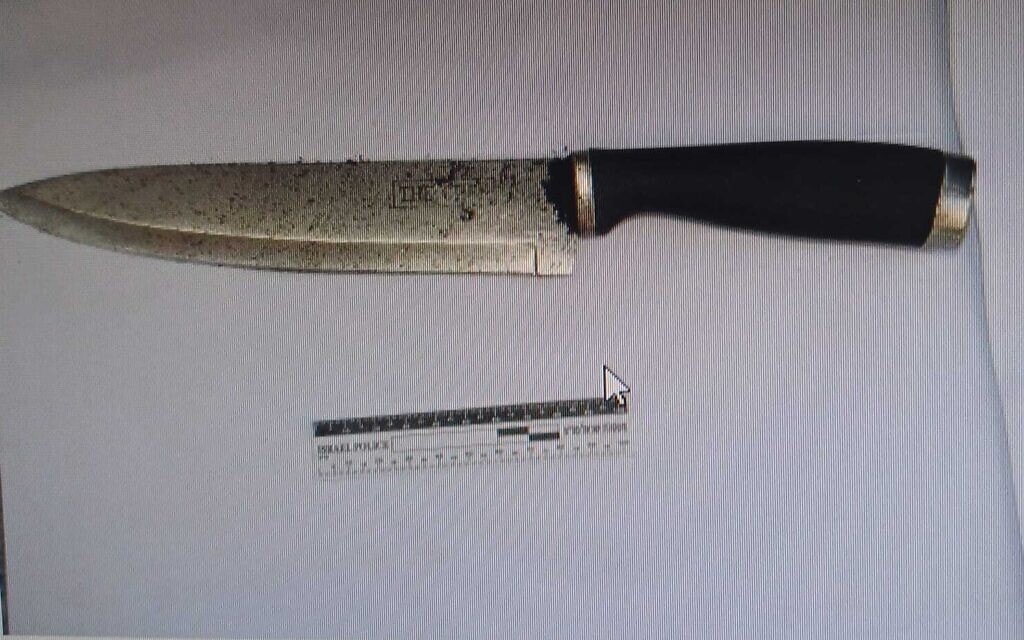 סכין שלפיד החשד שימשה את האבטמו אסרס לדקירת שוטר ב-23 באוגוסט 2023 (צילום: דוברות משטרת ישראל (ת"א)) סכין שלפיד החשד שימשה את האבטמו אסרס לדקירת שוטר ב-23 באוגוסט 2023 (צילום: דוברות משטרת ישראל (ת"א))
