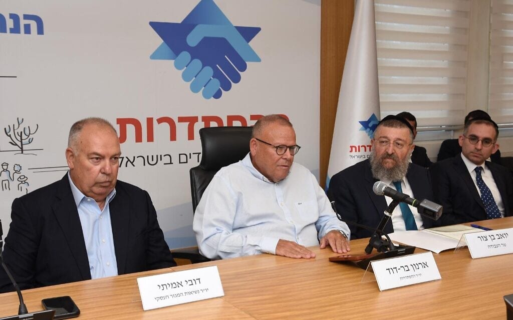 מימין: שר העבודה יואב בן צור (ש"ס), יו"ר ההסתדרות ארנון בר דוד ויו"ר נשיאות המגזר העסקי דובי אמיתי חותמים על צו דמי הברה במטה ההסתדרות בתל אביב. 11 בספטמבר 2023 (צילום: דוברות ההסתדרות) מימין: שר העבודה יואב בן צור (ש"ס), יו"ר ההסתדרות ארנון בר דוד ויו"ר נשיאות המגזר העסקי דובי אמיתי חותמים על צו דמי הברה במטה ההסתדרות בתל אביב. 11 בספטמבר 2023 (צילום: דוברות ההסתדרות)