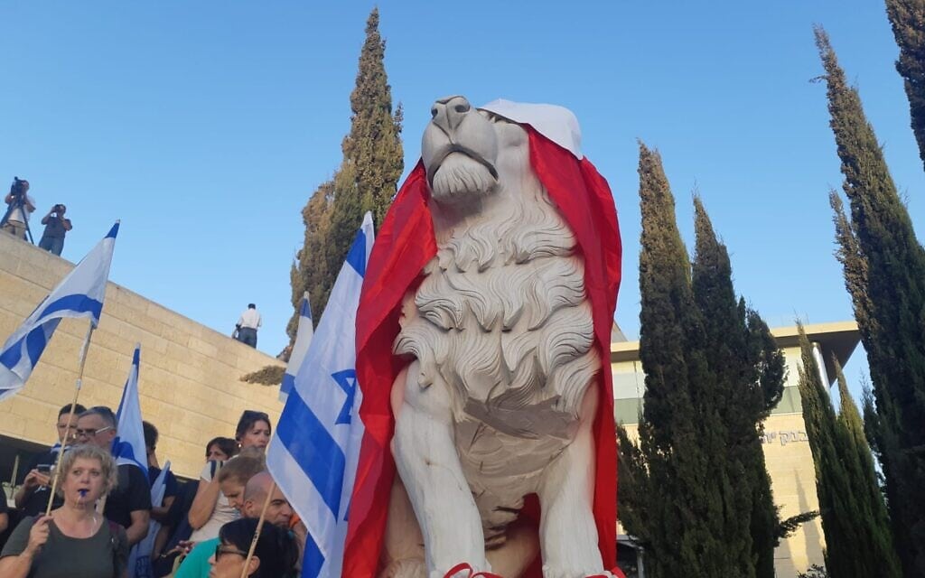 הפגנה של מתנגדי המהפכה המשפטית מול בית המשפט העליון בירושלים. 11 בספטמבר 2023 (צילום: מרים זלקינד / בונות אלטרנטיבה) הפגנה של מתנגדי המהפכה המשפטית מול בית המשפט העליון בירושלים. 11 בספטמבר 2023 (צילום: מרים זלקינד / בונות אלטרנטיבה)
