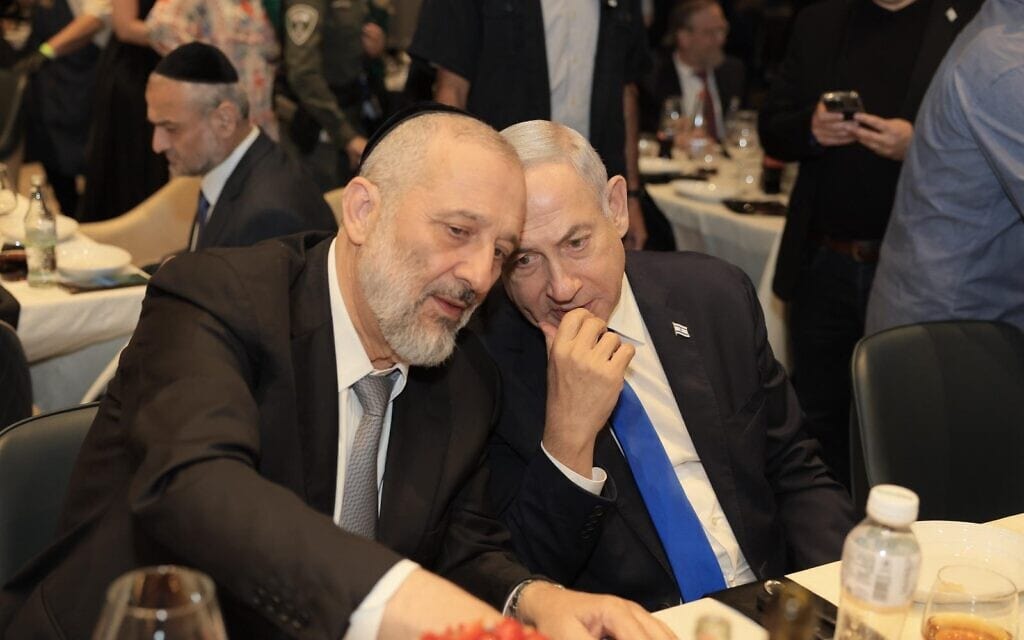 ראש הממשלה נתניהו מסתודד עם חבר הכנסת אריה דרעי בגיבושון הקואליציה, 14 בספטמבר 2023 (צילום: שרון רביבו)