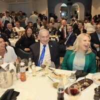הזוג נתניהו וחברי הקואליציה צוחקים בערב גיבושון במסעדה בירושלים, 13 בספטמבר 2023 (צילום: שרון רביבו)