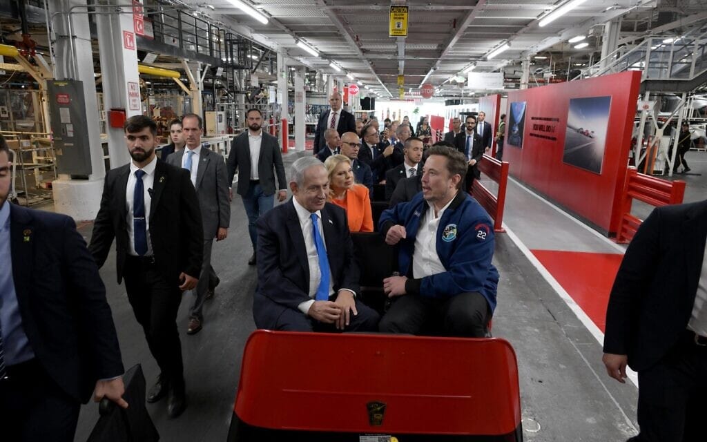 ראש הממשלה בנימין נתניהו ואילון מאסק בעת ביקור במפעל טסלה בקליפורניה, ארצות הברית, 18 בספטמבר 2023 (צילום: אבי אוחיון/לע"מ)