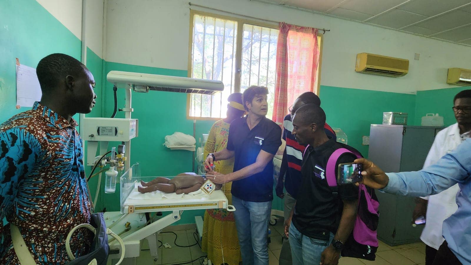 צוות של &quot;נאונטולוגים למען אפריקה&quot; בבית החולים האיטלקי בנג&#039;מנה, צ&#039;אד. ספטמבר 2023 (צילום: Neonatologists for Africa)