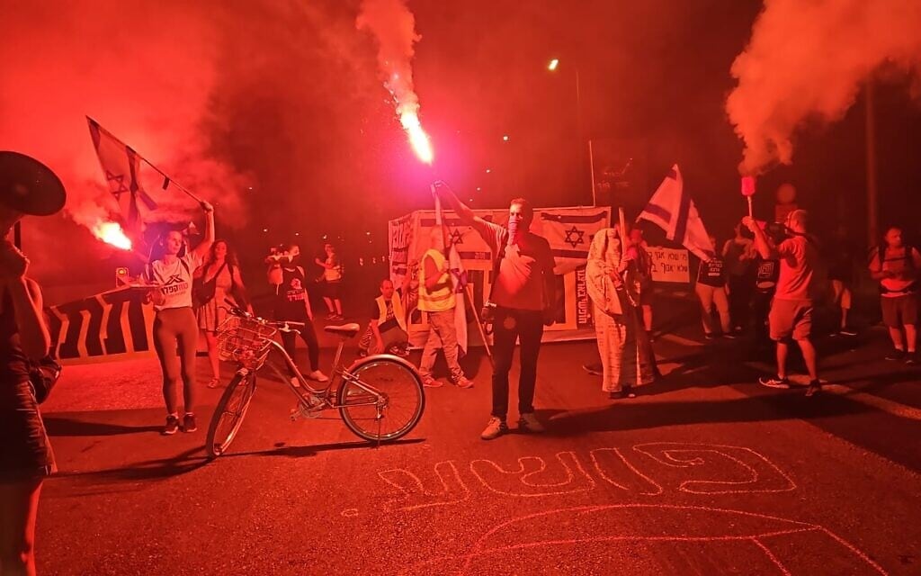 מפגינים נגד המחאה המשפטית באיילון. 30 בספטמבר 2023 (צילום: מחאת קפלן) מפגינים נגד המחאה המשפטית באיילון. 30 בספטמבר 2023 (צילום: מחאת קפלן)