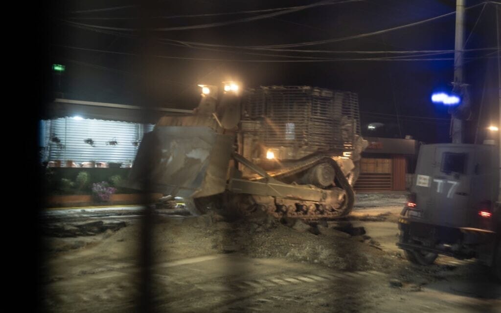 כלי הנדסי של צה״ל בחישוף מטענים במחנה הפליטים נור א-שמס, 24 בספטמבר 2023 (צילום: דובר צה״ל) כלי הנדסי של צה״ל בחישוף מטענים במחנה הפליטים נור א-שמס, 24 בספטמבר 2023 (צילום: דובר צה״ל)