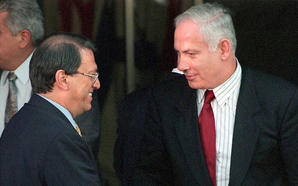 ראש הממשלה בנימין נתניהו מקדם את פניו של ראש ממשלת טורקיה מסוט ילמז עם הגעתו לירושלים, ספטמבר 1998 (צילום: SVEN NACKSTRAND / AFP)