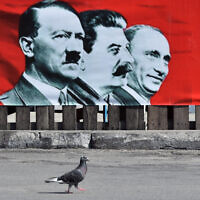 תמונה של היטלר, סטלין ופוטין בהפגנה בקייב, אוקראינה, 28 ביולי 2014 (צילום: Sergei SUPINSKY / AFP) תמונה של היטלר, סטלין ופוטין בהפגנה בקייב, אוקראינה, 28 ביולי 2014 (צילום: Sergei SUPINSKY / AFP)