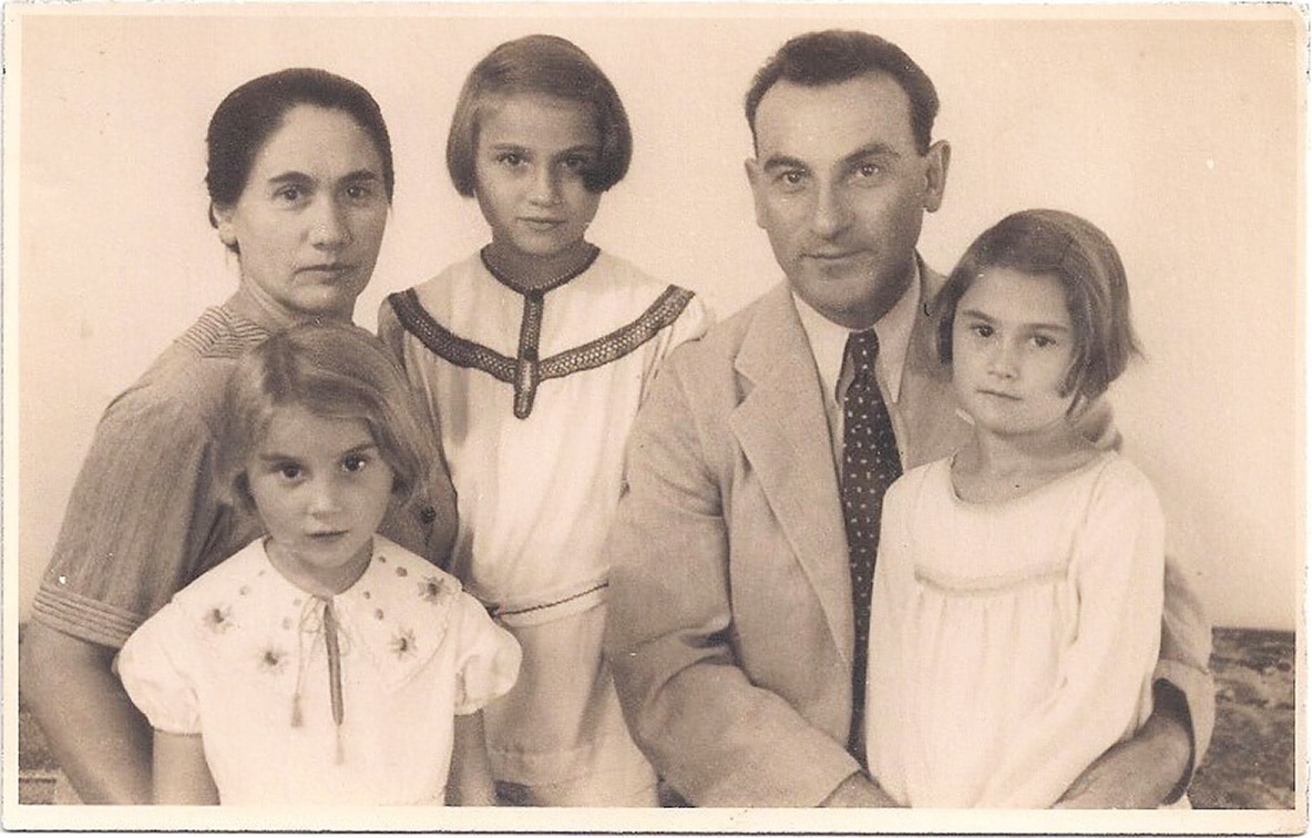משפחת דביר בשנות השלושים: יהודה ודבורה, והבנות אורה, יעל ושלומית (צילום: באדיבות המשפחה)