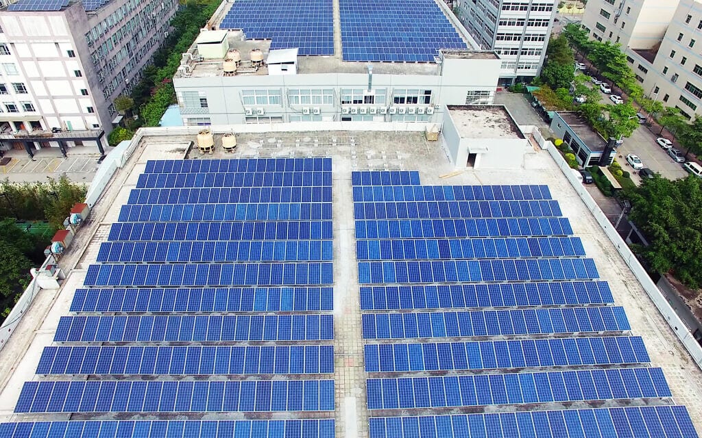 פאנלים סולאריים על גג בניין משותף. אילוסטרציה (צילום: iStock)