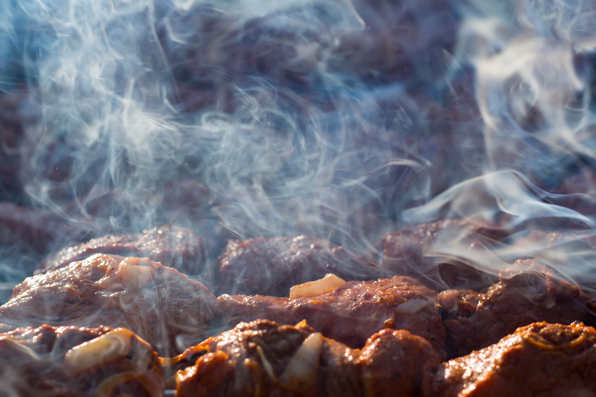 בשר על הגריל עפוף עשן (צילום: iStock)