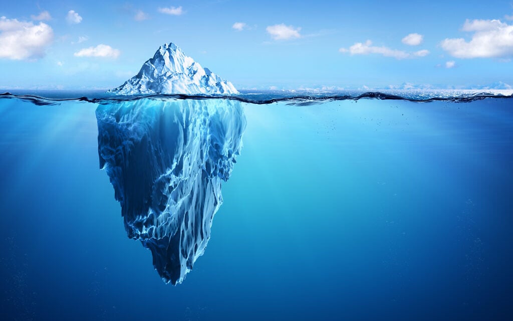 הדמייה של קרחון צף באוקיינוס הקרח הצפוני. אילוסטרציה (צילום: RomoloTavani/iStock)
