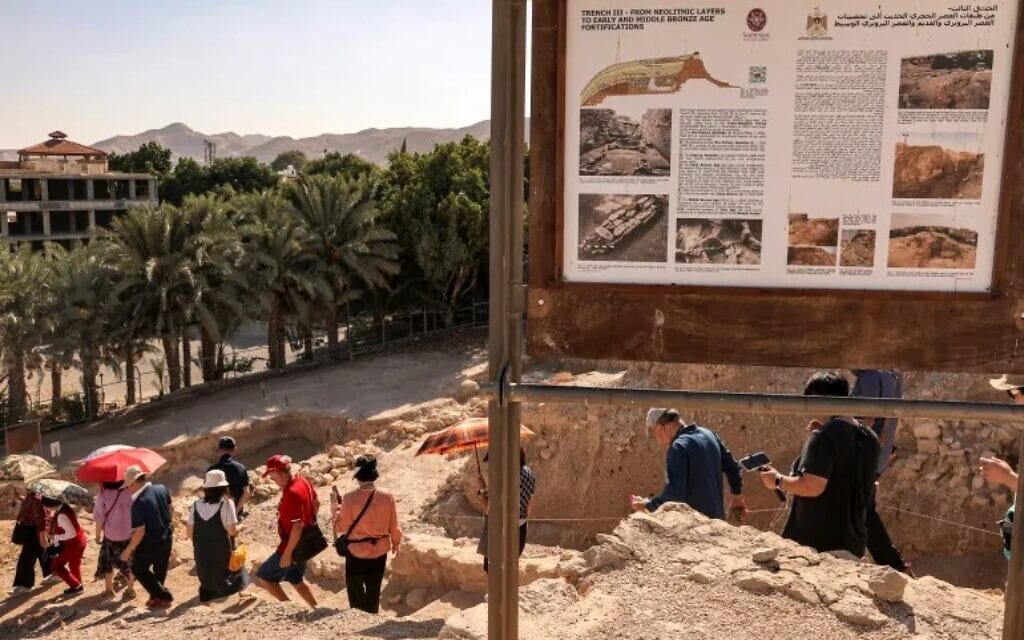 מבקרים באתר הפרהיסטורי תל יריחו (צילום: Hazem Bader/AFP)