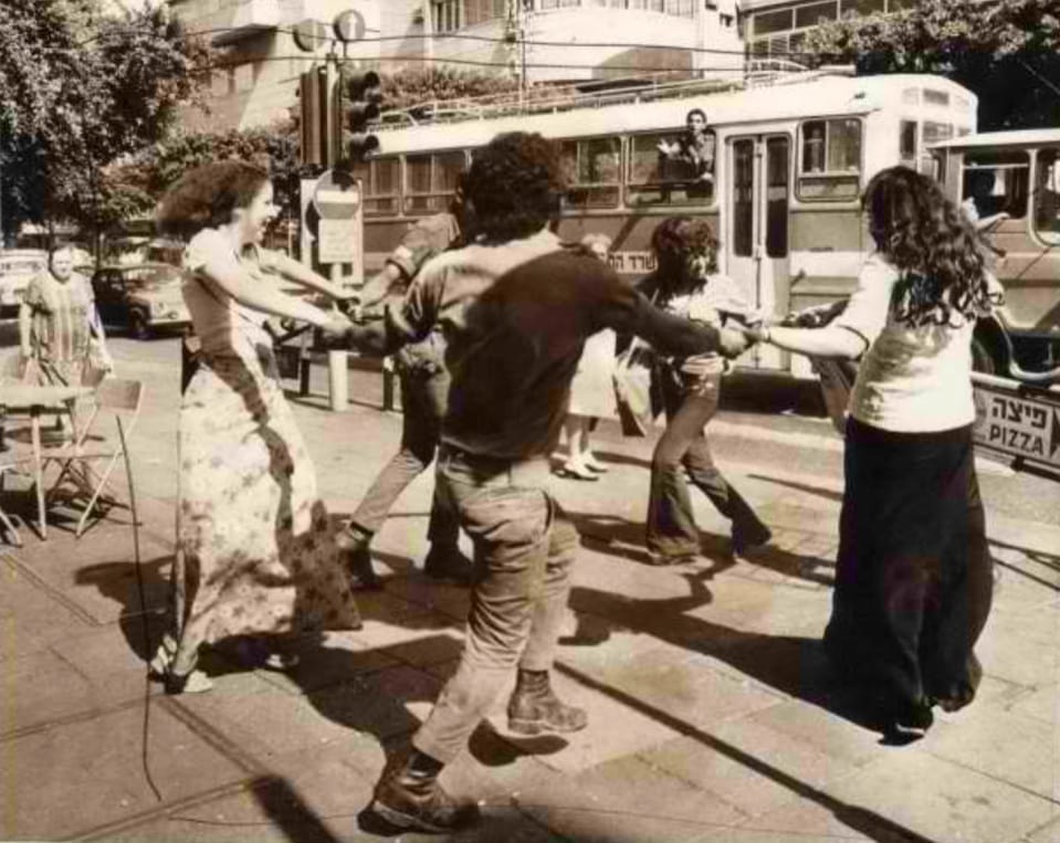 חיילים ישראלים וחברותיהם רוקדים ברחוב תל אביבי אחרי הודעת כניסת הפסקת האש השנייה במלחמת יום הכיפורים. 24 באוקטובר 1973 (צילום: ארכיון המדינה)