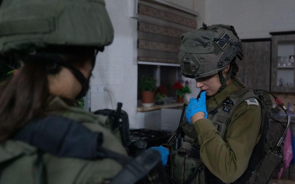 חיילת וקצינה בפעילות מעצרים בשטחים, 21 בספטמבר 2023 (צילום: דובר צה"ל) חיילת וקצינה בפעילות מעצרים בשטחים, 21 בספטמבר 2023 (צילום: דובר צה"ל)