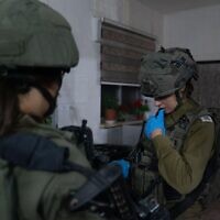 חיילת וקצינה בפעילות מעצרים בשטחים, 21 בספטמבר 2023 (צילום: דובר צה"ל) חיילת וקצינה בפעילות מעצרים בשטחים, 21 בספטמבר 2023 (צילום: דובר צה"ל)