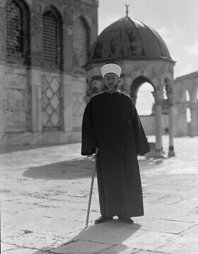 המופתי הגדול חאג&#039; אמין אל־חוסייני בהר הבית בירושלים בסוף שנות ה־30 (צילום: ספריית הקונגרס)