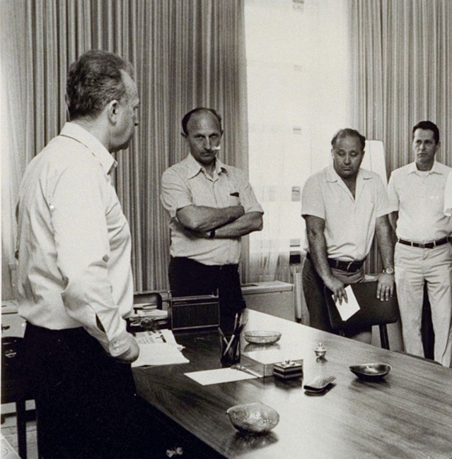 צבי זמיר (במרכז) עם אנשי המוסד בתחילת שנות השבעים (צילום: המרכז למורשת המודיעין)