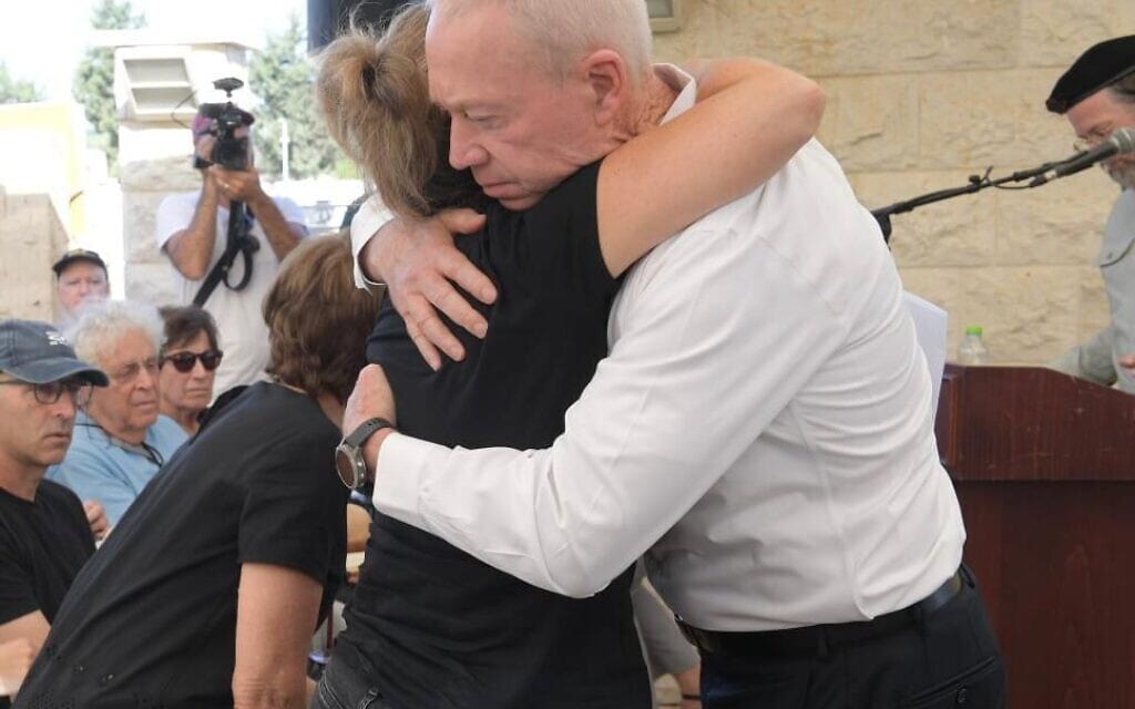 שר הביטחון יואב גלנט בלוויית ראש המוסד לשעבר שבתי שביט, 8 בספטמבר 2023 (צילום: ברוטו שביט, לע"מ) שר הביטחון יואב גלנט בלוויית ראש המוסד לשעבר שבתי שביט, 8 בספטמבר 2023 (צילום: ברוטו שביט, לע"מ)