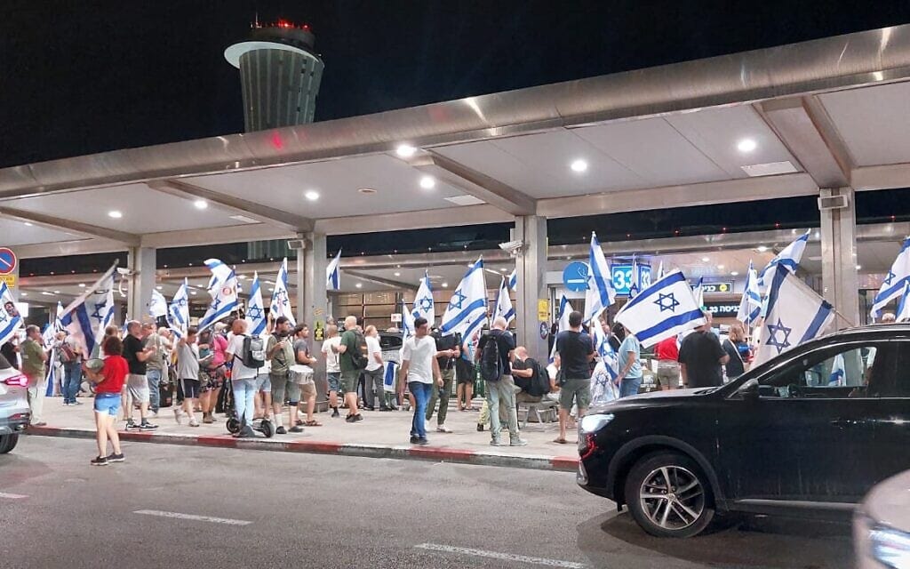 מפגינים ממתינים לראש הממשלה נתניהו בנתב"ג לקראת המראתו לארה"ב, 17 בספטמבר 2023 (צילום: מירי הילר) מפגינים ממתינים לראש הממשלה נתניהו בנתב"ג לקראת המראתו לארה"ב, 17 בספטמבר 2023 (צילום: מירי הילר)