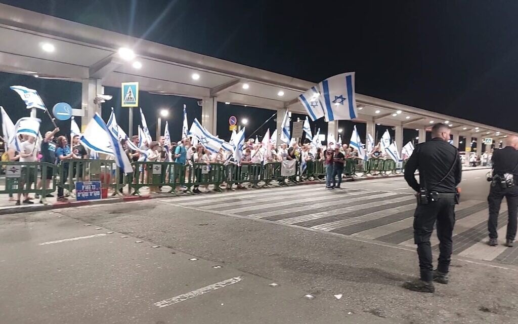 מפגינים בנתב"ג לקראת המראתו של רה"מ נתניהו לארה"ב, 17 בספטמבר 2023 (צילום: מירי הילר) מפגינים בנתב"ג לקראת המראתו של רה"מ נתניהו לארה"ב, 17 בספטמבר 2023 (צילום: מירי הילר)