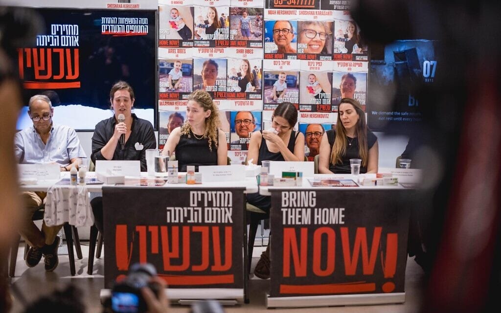 מסיבת עיתונאים של משפחות הישראלים שנחטפו בעזה ונעדרי המלחמה, 14 באוקטובר 2023 (צילום: תומר פולטין)
