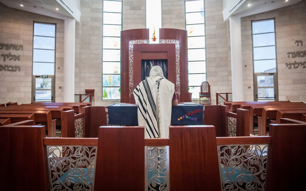 יהודי מתפלל בבית כנסת, אילוסטרציה (צילום: הדס פרוש/פלאש90)