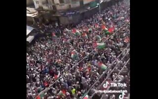 צילום מסך מווידאו בטיקטוק של הפגנה נגד ישראל במצרים, אוקטובר 2023 צילום מסך מווידאו בטיקטוק של הפגנה נגד ישראל במצרים, אוקטובר 2023
