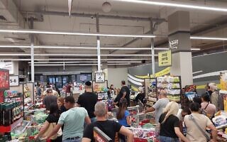 סופרמרקט "יוחננוף" יד אליהו. 9 באוקטובר 2023 (צילום: עומר שרביט) סופרמרקט "יוחננוף" יד אליהו. 9 באוקטובר 2023 (צילום: עומר שרביט)