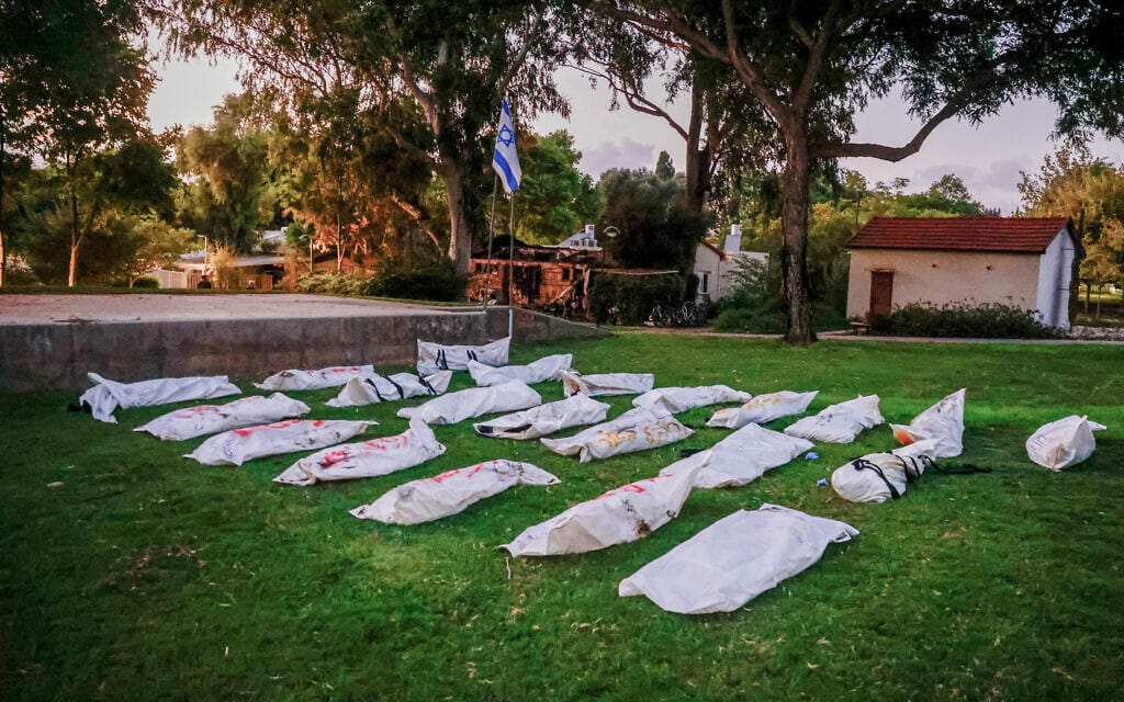 גופות על המדשאה בקיבוץ בארי אחרי מתקפת חמאס, 11 באוקטובר 2023 (צילום: חיים גולדברג/פלאש90)