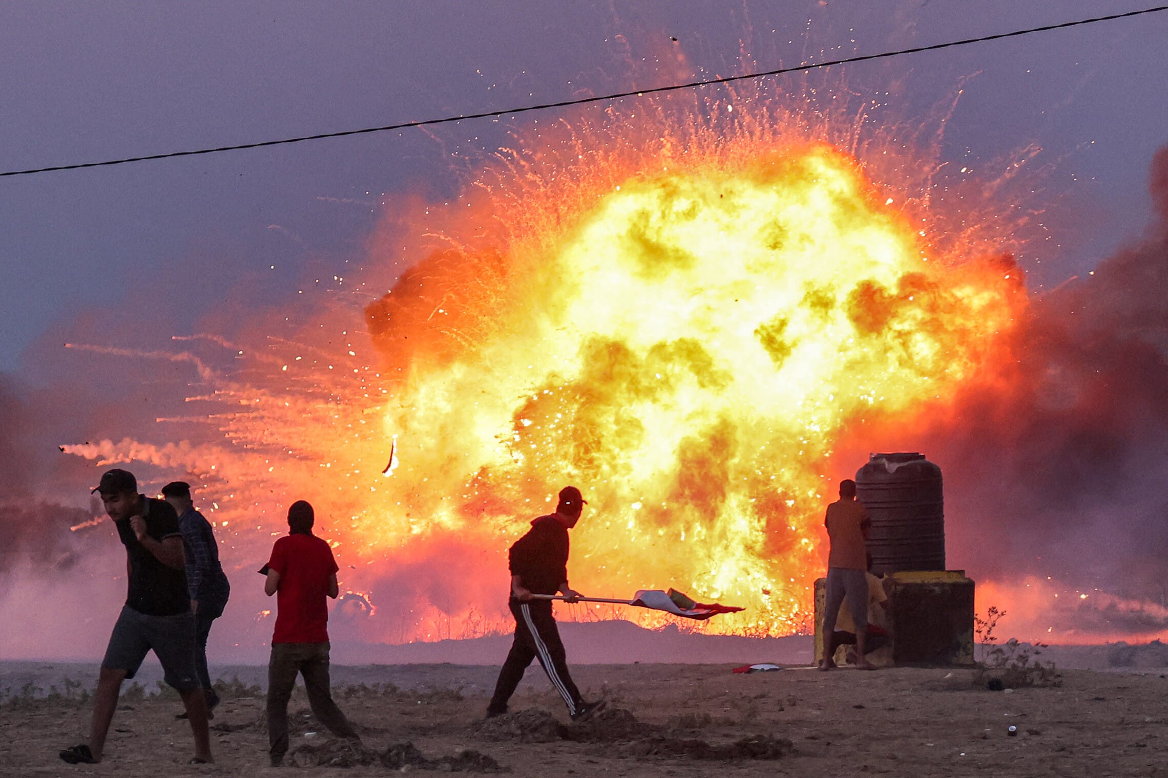 פיצוץ של מטבעי חבלה מאולתרים בעימותים עם צה&quot;ל באזור חאן יונס, 27 בספטמבר 2023 (צילום: SAID KHATIB / AFP)