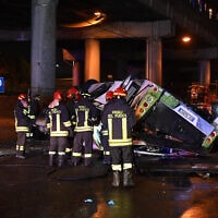 כבאים בזירת התאונה שבה עשרות נוסעי אוטובוס נהרגו, במסטרה שבאיטליה, 3 באוקטובר 2023 (צילום: Marco SABADIN / AFP)