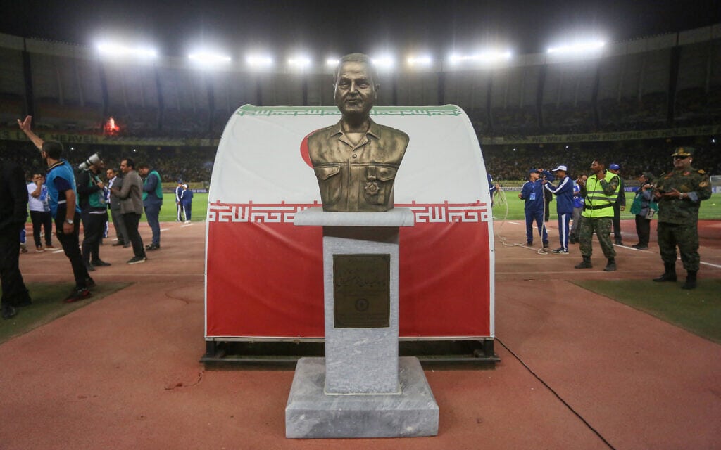 פסל של קאסם סולימאני הוצב במגרש באצטדיון הכדורגל באיספהן במשחק בין ערב הסעודית ואיראן, 2 באוקטובר 2023 (צילום: MORTEZA SALEHI / TASNIM NEWS / AFP)