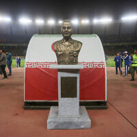 פסל של קאסם סולימאני הוצב במגרש באצטדיון הכדורגל באיספהן במשחק בין ערב הסעודית ואיראן, 2 באוקטובר 2023