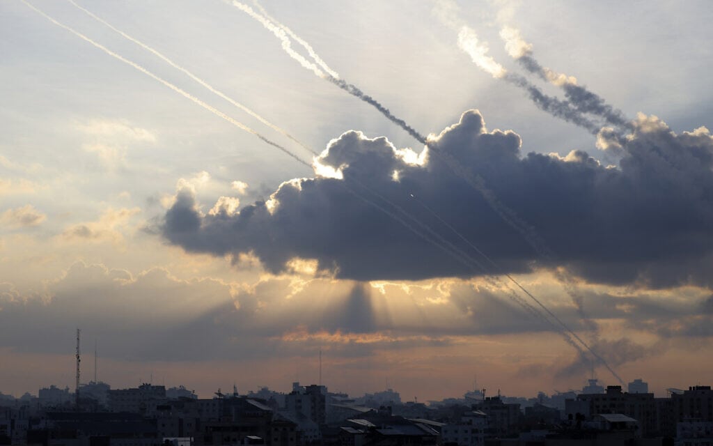 רקטות שנורו מעזה לעבר ישראל, 7 באוקטובר 2023 (צילום: MOHAMMED ABED / AFP)