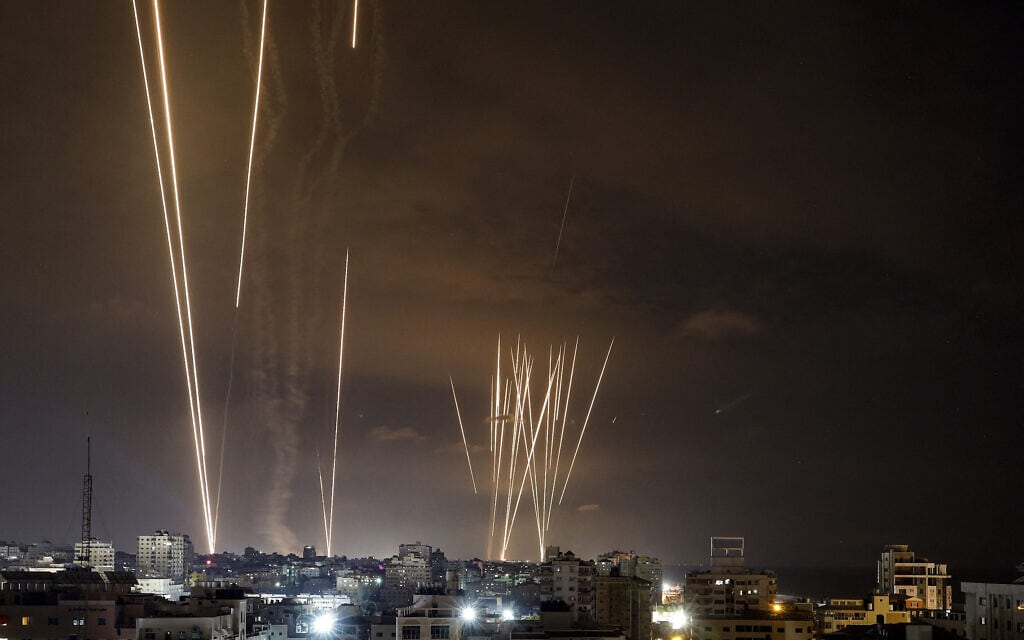 רקטות ששוגרו מהעיר עזה לעבר ישראל, 7 באוקטובר 2023 (צילום: EYAD BABA / AFP)