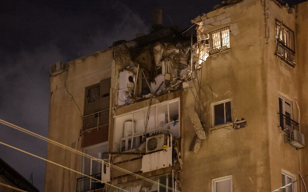 בניין מגורים בתל אביב שנפגע מרקטה שנורתה מרצועת עזה, 7 באוקטובר 2023 (צילום: JACK GUEZ / AFP)