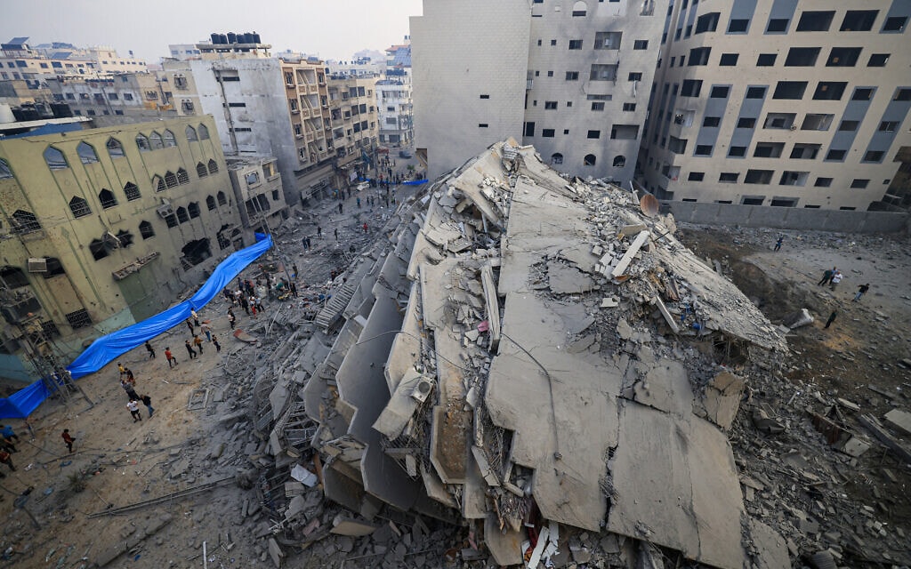 הריסות בניין לאחר מתקפה ישראלית בעיר עזה, 8 באוקטובר 2023 (צילום: Mahmud HAMS/AFP)