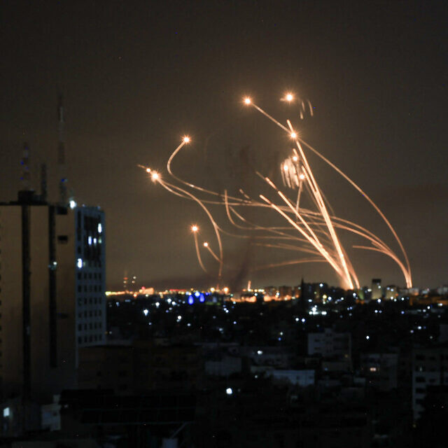 תיעוד מנתיבות של רקטות שנורו מעזה לעבר ישראל, 8 באוקטובר 2023 (צילום: MAHMUD HAMS / AFP)