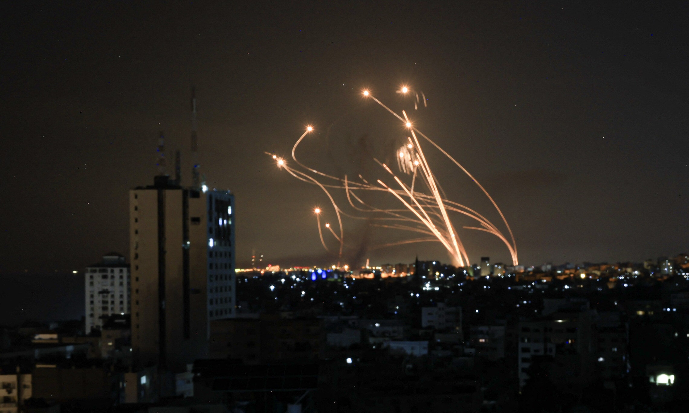תיעוד מנתיבות של רקטות שנורו מעזה לעבר ישראל, 8 באוקטובר 2023 (צילום: MAHMUD HAMS / AFP)