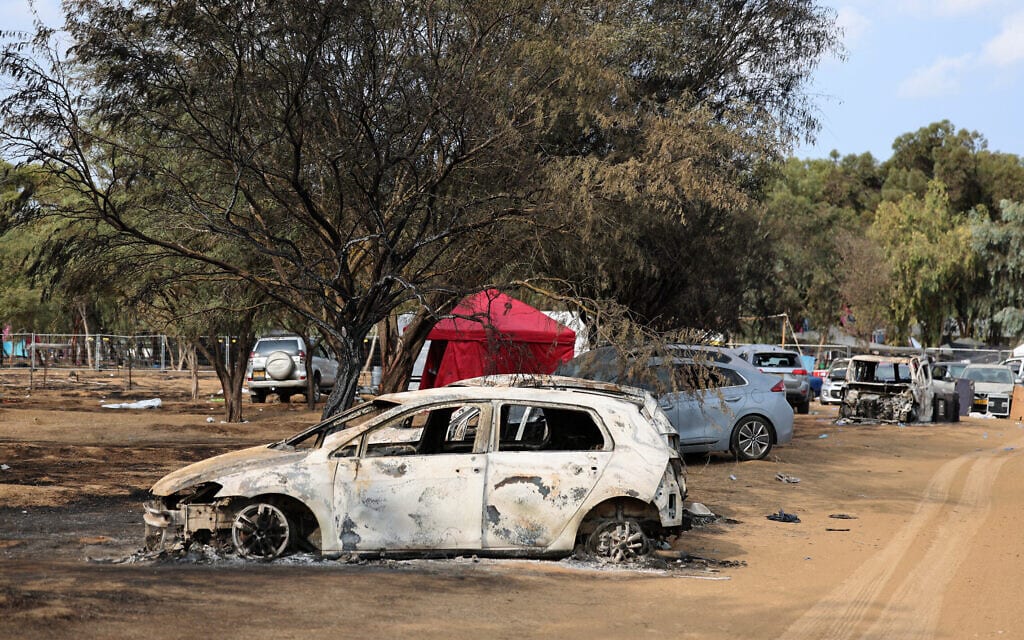 רכבים שנשרפו באזור הפסטיבל בו התרחש הטבח בפתיחת המלחמה ליד קיבוץ רעים. 9 באוקטובר 2023 (צילום: JACK GUEZ / AFP)